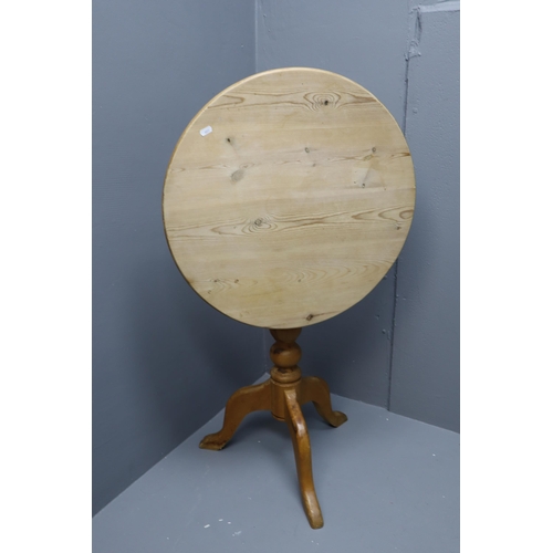 615 - Vintage Pine Circular Tilting Table Standing on Triform Legs (24