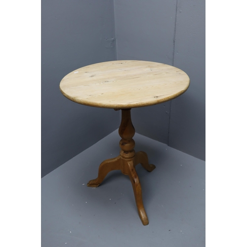 615 - Vintage Pine Circular Tilting Table Standing on Triform Legs (24