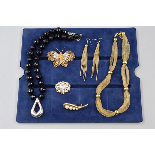 188 - Selection of Jewellery to include Black Beeded Necklace with Silver 925 Clasp, Brooches, Pair of Ear... 