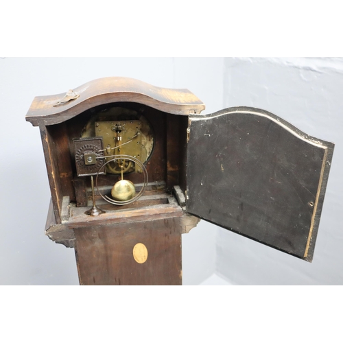 210 - An Oak Cased Art Deco Granddaughter Clock, With Key. Approx 4ft Tall. AF