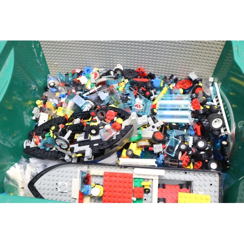 466 - Large Selection of Lego Pieces with a Collection of Catalogues (4.87 kg)