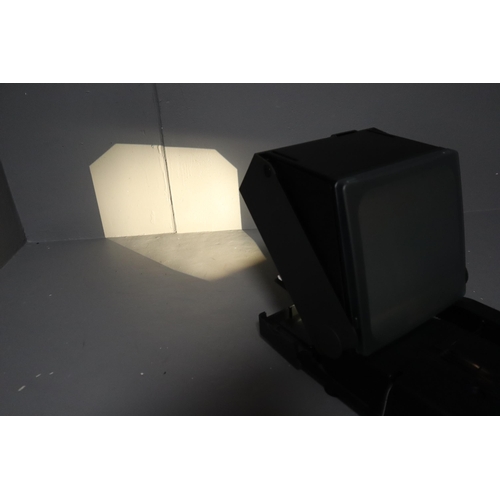 551 - Vintage REFLECTA DIAMATOR AFM Projector (Powers On When Tested)