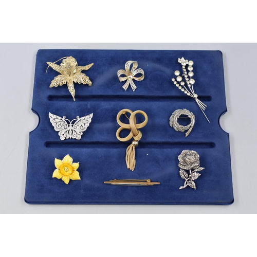 167 - Selection of 9 Vintage and Modern Brooches including Silver