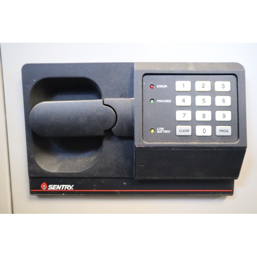 662 - Sentry Fireproof Digital Safe 20