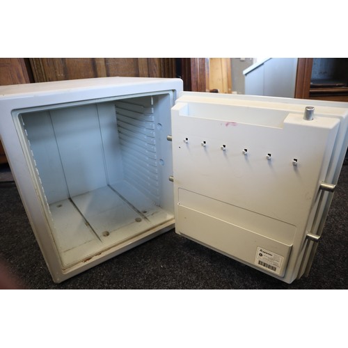 662 - Sentry Fireproof Digital Safe 20