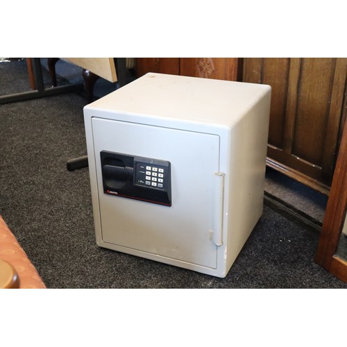 662 - Sentry Fireproof Digital Safe 20