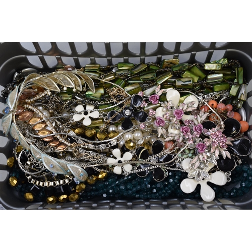 521 - Selection of Unsorted Jewellery