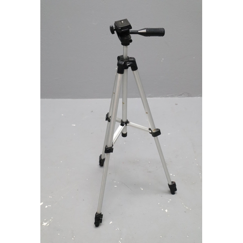 486 - Neewer Tripod with Spirit Level