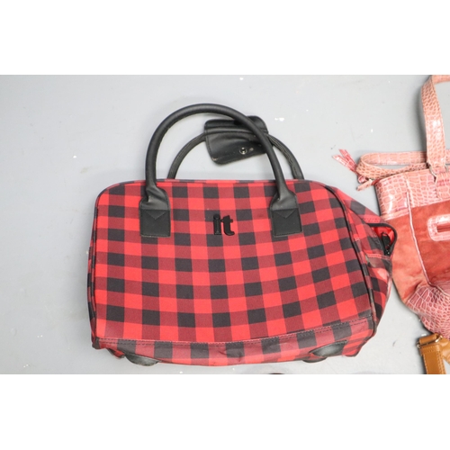 887 - Mixed lot of handbags these include multiple it luggage bags vary in size, casa di borsa pink bag an... 