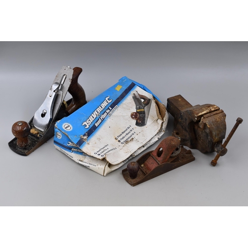 787 - A Woden Cast Iron Bench Vice (AF), With Two Hand Planes (Guys No 1617, And Silverline No 4)