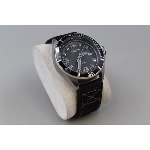 107 - A Gents Fossil Quartz Day/Time 10ATM Watch, With Fabric Strap. Working