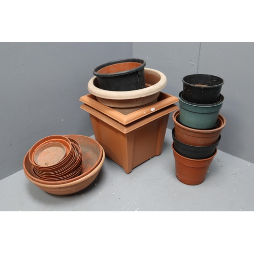 731 - Selection of Approx 24 Plastic Plant Pots With Fourteen Trays. Largest Pot is Approx 38cm x 38cm x 3... 