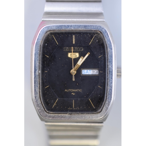 122 - A Seiko 5 Automatic Day/Date Gents Watch, Working