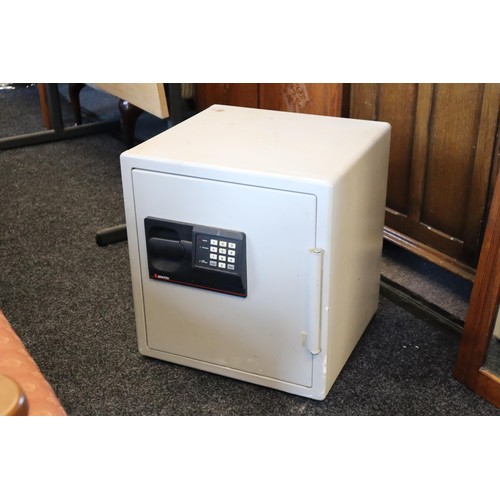 548 - Sentry Fireproof Digital Safe 20