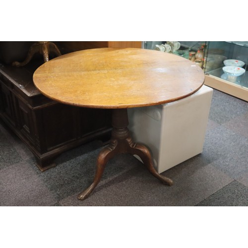 550 - Solid Oak Midi Sized Round Kitchen Table 35