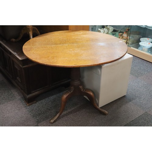 550 - Solid Oak Midi Sized Round Kitchen Table 35