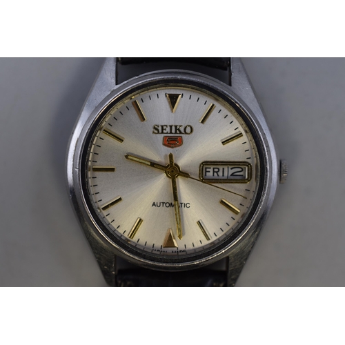 128 - A Seiko 5 Automatic 23 Jewels Day/Date Gents Watch, Working