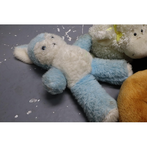 841 - A Selection of Eight Soft Toys, To Include Seal, Fox, Bulldog, And More