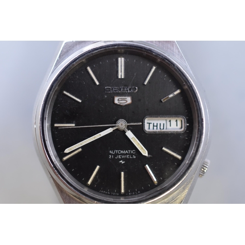 106 - A Seiko 5 Automatic 21 Jewels Gents Day/Date Watch, Black Dial Original Stainless Steel Strap. Worki... 