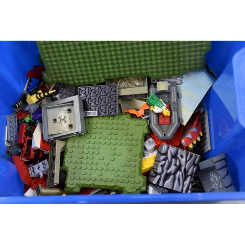 537 - A Box of Unsorted Lego and Lego Style Pieces, Approx 1.7kg