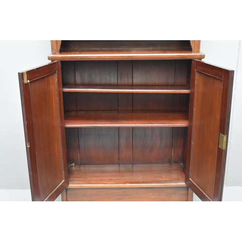 637 - Antique dark wooden side unit with double doors and two internal shelves (40