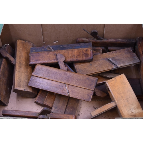 703 - Mixed lot of Vintage wooden rebate and moulding planes