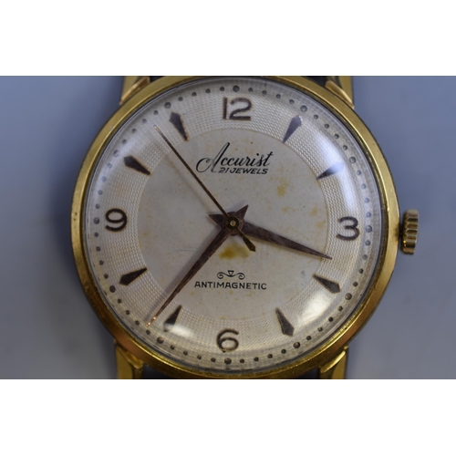 80 - A 21 Jewels Accurist Gents Watch With Brown Leather Strap, Working