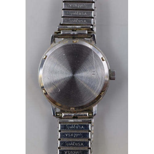 98 - A Rotary Mechanical Gents Watch With Silver Tone Elasticated Strap, Working