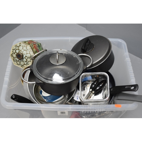 713 - Large selection of kitchenalia to include frying pans, sauce pans, casseroles, egg poaching pan and ... 