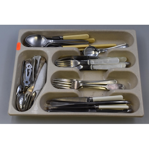 648 - Large selection of cutlery