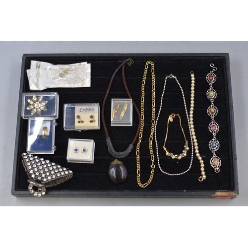 89 - Mixed Selection of Jewellery items to Include Necklaces, Hair Clip, Bracelets and Earrings.