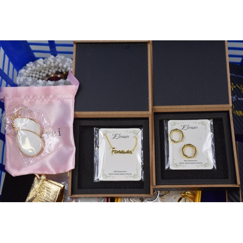 124 - Mixed Selection of Jewellery Items to Include Necklaces, Bracelets and Rings