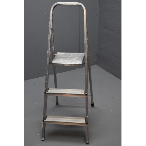 578 - Set of Lightweight Tree Tier Folding Step Ladders