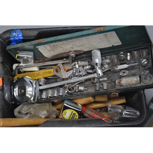 595 - Mixed lot of tools to include a black and decker drill working when tested, incomplete socket set, m... 