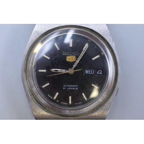 114 - A Seiko 5 21 Jewels Automatic Day/Date Watch, With Black Dial. Working