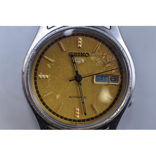 115 - A Seiko 5 17 Jewels Automatic Day/Date Gents Watch, With Gold Tone Dial. Working