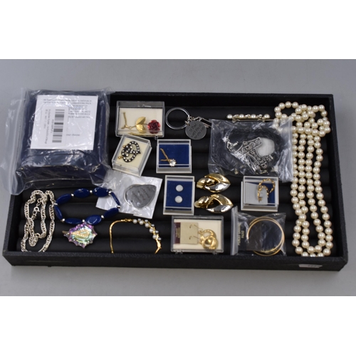 141 - Selection of Jewellery Items to Include Bracelets, Necklaces, Earrings and more