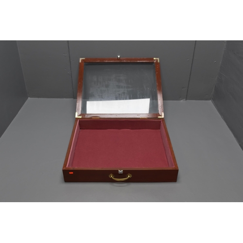 310 - Portable Display Case with Carry Handle and Catch, Ideal for Markets and Fairs, approx. 30