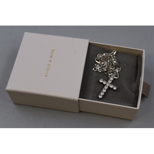 42 - Silver 925 Cross Pendant Necklace Complete with Presentation Box