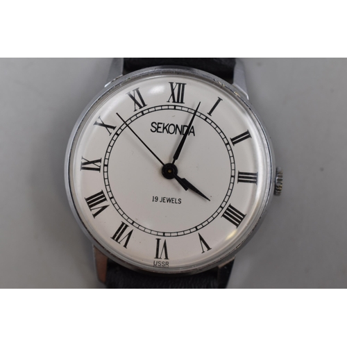 106 - A Sekonda 19 Jewels Mechanical Gents Watch With Leather Strap, Working