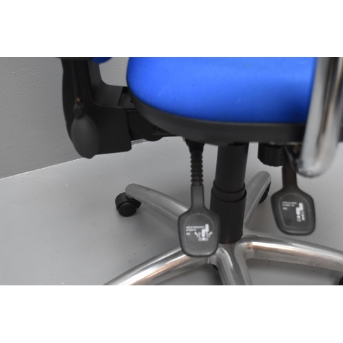 599 - Nice Comfy Raise and Fall Office Chair on Castors Raise and Fall works Fine