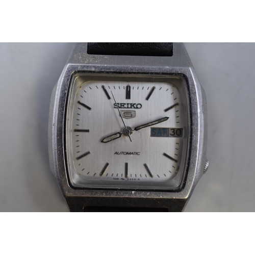 101 - A Seiko 5 17 Jewels Automatic Gents Silver Tone Dial Day/Date Watch, With Leather Strap. Working