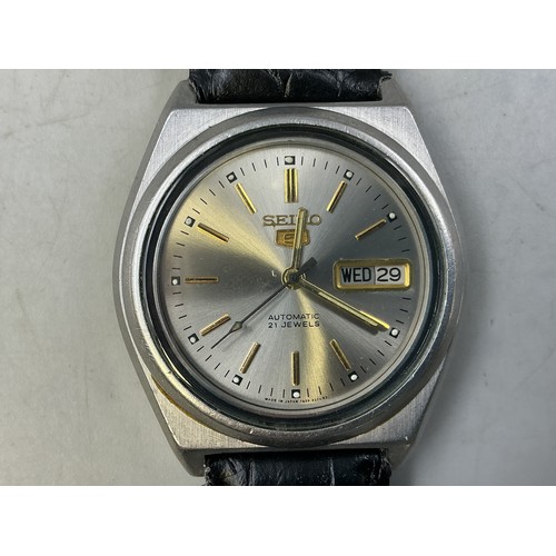 38 - A Seiko 5 17 Jewels Gents Automatic Day/Date Watch - Brushed Metal Dial, Stainless Steel Case, And L... 