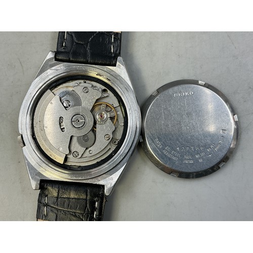 38 - A Seiko 5 17 Jewels Gents Automatic Day/Date Watch - Brushed Metal Dial, Stainless Steel Case, And L... 