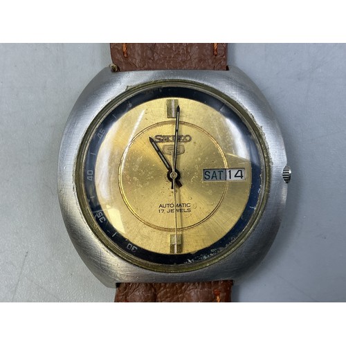 40 - A Vintage Seiko 5 17 Jewels Automatic Day/Date Gents Watch - Gold Tone Dial, Stainless Steel Case, A... 