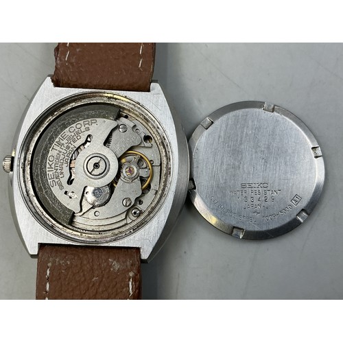 40 - A Vintage Seiko 5 17 Jewels Automatic Day/Date Gents Watch - Gold Tone Dial, Stainless Steel Case, A... 