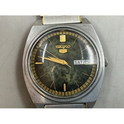 42 - A Vintage Seiko 5 Gents 17 Jewels Automatic Day/Date Watch - Green Dial, Stainless Steel Case, And G... 
