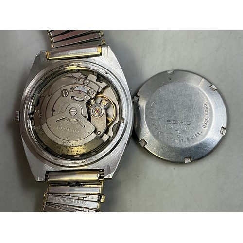 42 - A Vintage Seiko 5 Gents 17 Jewels Automatic Day/Date Watch - Green Dial, Stainless Steel Case, And G... 