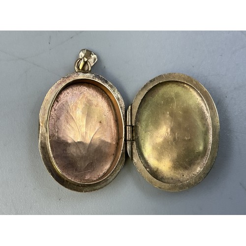 13 - A Hallmarked 9ct Gold Etched Locket Pendant