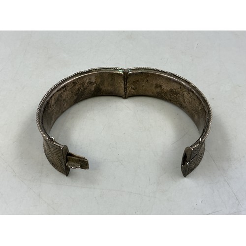21 - A Hallmarked Joseph Smith & Sons Birmingham Etched Concentric Diamond Pattern Bangle, Circa 1964
